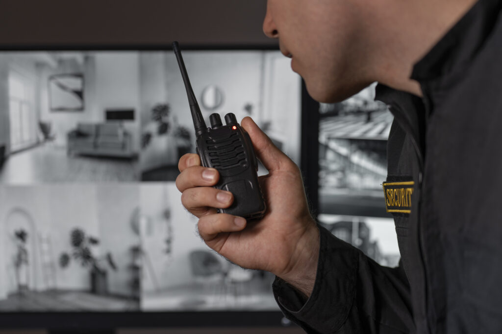 retrato-de-guardia-de-seguridad-masculino-con-estacion-de-radio-y-pantallas-de-camara